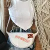 Túi đeo chéo bán nguyệt trắng Superdry tái chế từ jean, phụ kiện thời trang bền vững và độc bản, là món quà sinh nhật cho nữ đầy cá tính