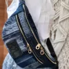 Túi Đeo Chéo Trước Ngực Hai Khóa Từ Jeans Tái Chế là phụ kiện tiện dụng & ý nghĩa, lý tưởng cho tín đồ thời trang bền vững, đồng thời là món quà sinh nhật sáng tạo và quà tặng xanh đầy cảm hứng.