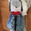 Túi bucket viền đỏ từ jeans tái chế thể hiện sự sáng tạo tự do của thời trang bền vững, túi dây rút vải jeans tái chế làm quà tặng thủ công và quà sinh nhật ý nghĩa