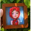 Tranh chân dung đất sét theo yêu cầu kích thước 11 x 11cm tái hiện trọn vẹn dấu ấn riêng của người được vẽ, với chất liệu đất sét màu sắc chân thực tinh tế, là món quà tặng cá nhân hóa độc đáo và quà sinh nhật đầy ý nghĩa.