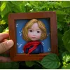 Tranh chân dung đất sét theo yêu cầu kích thước 11 x 11cm tái hiện trọn vẹn dấu ấn riêng của người được vẽ, với chất liệu đất sét màu sắc chân thực tinh tế, là món quà tặng cá nhân hóa độc đáo và quà sinh nhật đầy ý nghĩa.