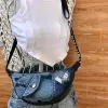 Túi đeo chéo bán nguyệt phối nắp túi từ jeans tái chế cân bằng giữa tiện nghi và độc đáo, túi đeo chéo jeans tái chế làm quà sinh nhật sáng tạo