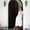 Đầm “Shi” bằng tơ tằm cao cấp, họa tiết hoa nhẹ nhàng, tay áo duyên dáng – tỏa sáng trong từng khung hình. Món quà sinh nhật sang trọng cho nàng hoặc quà tặng ý nghĩa cho bạn gái.