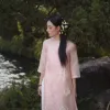Áo dài thêu hoa tinh tế kết hợp quần ống rộng, mang đến vẻ đẹp thanh tao cho người mặc – trang phục truyền thống Việt Nam, món quà lưu niệm ý nghĩa dành cho phái nữ