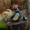 Tượng gốm gà ngũ sắc – tượng gà bằng gốm nghệ thuật mang vượng khí cho không gian sống, tượng sành trang trí nhà, quà tân gia và quà lưu niệm Việt Nam ý nghĩa.