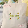 Túi tote thêu tên theo yêu cầu kèm họa tiết hoa hướng dương tạo nên phong cách rạng rỡ từng phút giây, được làm từ chất liệu canvas bền đẹp, là phụ kiện cá nhân hóa độc đáo và món quà sinh nhật ý nghĩa đầy sáng tạo.
