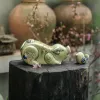 Tượng heo hoan hỉ gốm sứ mang vẻ vui tươi hớn hở đáng yêu, được chế tác từ nghệ thuật gốm truyền thống, vừa là món đồ trang trí nhà cửa tinh tế, vừa là quà lưu niệm đặc trưng của Việt Nam và món quà tặng phong thủy mang lại may mắn.