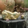 Tượng heo hoan hỉ gốm sứ mang vẻ vui tươi hớn hở đáng yêu, được chế tác từ nghệ thuật gốm truyền thống, vừa là món đồ trang trí nhà cửa tinh tế, vừa là quà lưu niệm đặc trưng của Việt Nam và món quà tặng phong thủy mang lại may mắn.