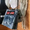 Túi tote Saigonese từ jeans tái chế – túi tote cỡ lớn mang dấu ấn thời gian sinh động, phụ kiện thời trang bền vững, quà sinh nhật sáng tạo, quà lưu niệm Sài Gòn độc đáo.