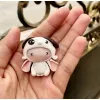 Ghim cài đất sét 'Thỏ Puppy' khiến bạn tan chảy với sự ngộ nghĩnh đáng yêu, thiết kế vừa là ghim cài áo tinh tế vừa là phụ kiện cài túi xách dễ thương, được làm thủ công từ đất sét cao cấp, tạo nên món quà tặng thủ công độc đáo đầy tâm huyết.