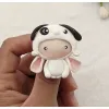 Ghim cài đất sét 'Thỏ Puppy' khiến bạn tan chảy với sự ngộ nghĩnh đáng yêu, thiết kế vừa là ghim cài áo tinh tế vừa là phụ kiện cài túi xách dễ thương, được làm thủ công từ đất sét cao cấp, tạo nên món quà tặng thủ công độc đáo đầy tâm huyết.