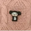 Ghim cài đất sét 'Chibi Koala' mang chút thẩn thơ thú vị trong thiết kế, được nặn tay hoàn toàn từ đất sét cao cấp, vừa là ghim cài áo tinh tế vừa là phụ kiện cài túi xách độc đáo, tạo nên món quà tặng thủ công đầy sáng tạo và tâm huyết.