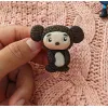 Ghim cài đất sét 'Chibi Koala' mang chút thẩn thơ thú vị trong thiết kế, được nặn tay hoàn toàn từ đất sét cao cấp, vừa là ghim cài áo tinh tế vừa là phụ kiện cài túi xách độc đáo, tạo nên món quà tặng thủ công đầy sáng tạo và tâm huyết.