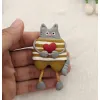Ghim cài đất sét 'Cute Mimi' mang đến nét tươi vui cho mỗi ngày, được nặn tay khéo léo tỉ mỉ, vừa là ghim cài áo thời trang vừa là ghim cài túi xách đáng yêu, là phụ kiện đất sét tinh xảo và món quà tặng thủ công đầy tâm huyết.