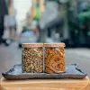 Hộp quà mứt nghệ và trà hoa đưa bạn chìm đắm vào những hương vị tinh hoa đặc trưng, được đóng gói trong hộp quà quấn khăn vintage nghệ thuật, là món ăn nhẹ tốt cho sức khỏe và set quà đặc sản truyền thống của Việt Nam