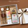 Hộp quà "Relax Tea Time" tìm về những giây phút thân quen, set quà trà với bình lọc cùng mật ong, mận dẻo và hồng trà cao cấp tạo nên quà biếu thượng hạng.