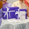 Hộp quà bộ ấm trà và trà Shan Tuyết - tinh hoa của nghệ thuật thưởng thức dân tộc, là set quà độc quyền kèm thiệp được chế tác từ gốm sứ Bát Tràng cao cấp, hiện thân cho giá trị văn hóa trà đạo truyền thống và là món quà lưu niệm đặc trưng của Việt Nam.
