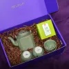 Hộp quà bộ ấm trà và trà Shan Tuyết - tinh hoa của nghệ thuật thưởng thức dân tộc, là set quà độc quyền kèm thiệp được chế tác từ gốm sứ Bát Tràng cao cấp, hiện thân cho giá trị văn hóa trà đạo truyền thống và là món quà lưu niệm đặc trưng của Việt Nam.