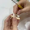 Pin gỗ hình xe bán hàng rong với họa tiết in UV sắc nét, món phụ kiện nhỏ gọn mang đậm hơi thở phố phường Việt Nam.
