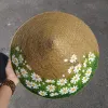 Nón lá cỏ bàng vẽ tay chủ đề hoa, mang nét duyên nhẹ nhàng và tinh tế, là món quà lưu niệm thủ công Việt Nam ý nghĩa.