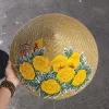 Nón lá cỏ bàng vẽ tay chủ đề hoa, mang nét duyên nhẹ nhàng và tinh tế, là món quà lưu niệm thủ công Việt Nam ý nghĩa.