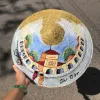 Nón lá cỏ bàng vẽ địa danh Việt Nam thủ công, kèm quai vải chắc chắn, là món quà lưu niệm mang đậm bản sắc Việt.