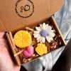 Combo quà tặng xà phòng thủ công hoa cúc và trái tim mang đến thông điệp yêu thương nhẹ nhàng, là món quà 20/10 tinh tế và tiện lợi dành cho phái đẹp hoặc doanh nghiệp.