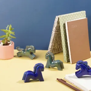 tượng sứ hình ngựa, chất liệu gốm sứ cao cấp, độ bền cao, hạn chế phai màu, vẻ đẹp snag trọng và cổ điển, tượng trang trí không gian