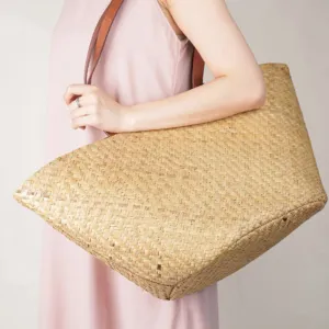 túi cỏ bàng eros phối quai đeo vai dây da nâu, phong cách tối giản nhưng san trọng, chất liệu bền chắc, sử dụng lâu dài