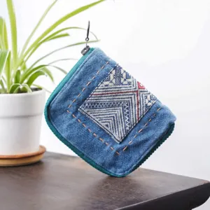 túi nhỏ zip xanh lá, chất liệu vải jeans phối họa tiết thổ cẩm, thiết kế độc đáo, kiểu dáng nhỏ gọn, dễ dàng mang theo mọi lúc mọi nơi