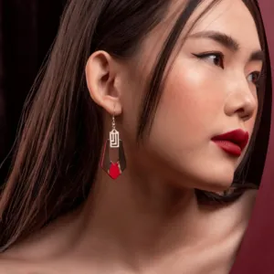 bông tai endless, chất liệu sừng và vỏ bào ngư, chế tác 100% thủ công, tông đỏ chủ đạo, phụ kiện thời trang cao cấp