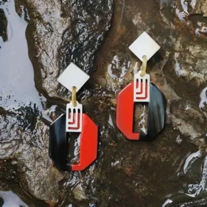vòng cổ sunrise & bông tai hexagon, thuộc bộ sưu tập day dream của emoi jewelry, tông màu đen đỏ đối lập, phong cách thời thượng
