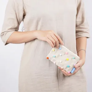 ví vải pom pom, phong cách độc đáo mới mẻ, chất liệu vải lanh thô mộc, họa tiết quả banh len mini, ví handmade, handmade, hoa handmade, chus