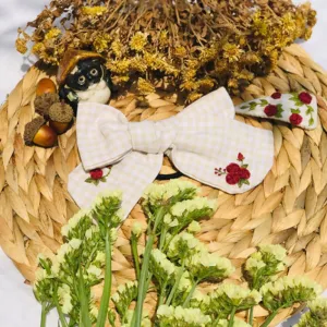 cột tóc nơ, phong cách ngọt ngào và nữ tính, chất liệu vải linen và vải xô thoáng khí, họa tiết hoa lá xinh xắn