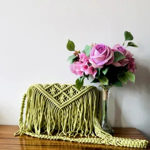 "túi macrame nhỏ xanh chuối họa tiết hình thoi, màu sắc nổi bật, phong cách ấn tượng, quà tặng cho những cô nàng cá tính
, thủ công, ori handicraft, chus"