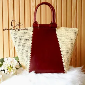 túi móc kem phối da đỏ, dáng hình thang ấn tượng, tông màu nổi bật, vẻ đẹp thời thượng và cá tính, chất liệu sợi len cao cấp