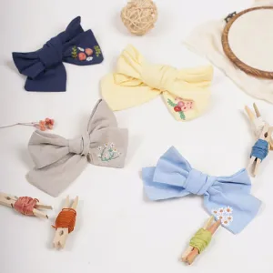 kẹp nơ thêu, chất vải linen và vải xô, phong cách nữ tính và điệu đà, chi tiết thêu hoa lá xinh xắn, quà tặng cho cô nàng dịu dàng