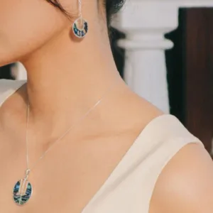 vòng cổ & bông tai deep blue, phong cách tối giản, thiết kế cổ điển, đường nét mềm mại, nữ tính, trang sức đơn giản nhưng sang trọng