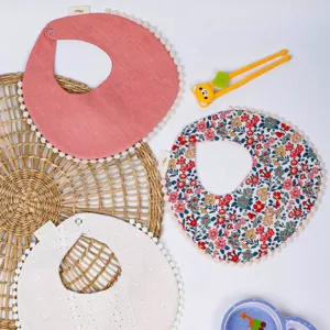 yếm tròn, chất liệu cotton thấm hút tốt, giữ sạch quần áo cho bé khi ăn uống, màu sắc tươi sáng, phụ kiện chụp ảnh cho bé