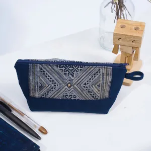 "ví bút hoa văn batik nhuộm chàm sáp ong, hoa văn hmong, ví chế tác thủ công, mang đậm chất bản địa của người h’mông
, thủ công, hoi an soul, chus"
