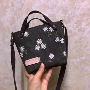 túi tote thêu cúc hoạ mi từ jeans tái chế, phong cách bụi bặm xen lẫn nữ tính, thân thiện với môi trường, tái chế, upcycle, eco, sống xanh, renew jeans, chus