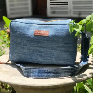 túi đeo chéo phối dây da từ jeans tái chế, thiết kế thanh lịch và thời thượng, phù hợp đeo đi học hay đi làm