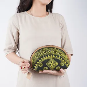"ví sò thổ cẩm phối vải gai, size lớn, nghệ thuật batik tcv37, form to, đường may chắc chắn, đựng được nhiều đồ
, thủ công, trúc lâm handmade, chus"