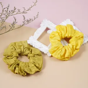 buộc tóc lụa tông màu vàng, nhuộm tự nhiên, sắc vàng óng ả, màu nhuộm từ cây hoàng đằng, bền màu, phụ kiện đeo tay