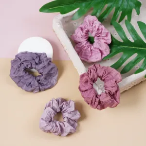 buộc tóc lụa nhuộm tự nhiên màu tím, chất liệu lụa tơ tằm mềm mại, tông màu ngọt ngào, màu nhuộm từ thảo mộc thiên nhiên