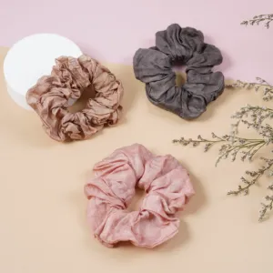buộc tóc lụa tông màu đất, nhuộm tự nhiên, phụ kiện đeo tay, thiết kế đơn giản, phong cách nữ tính, đậm chất vintage