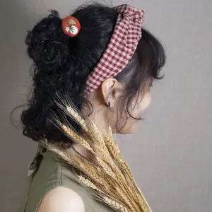 băng đô linen sọc ca-rô, thiết kế hai dây chéo tạo hình nơ xinh xắn, bo chun phía sau, phong cách trẻ trung và nữ tính