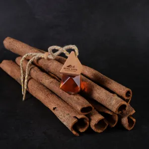 tinh dầu quế từ cành và lá, lọ treo 10ml, xua đuổi côn trùng, thanh lọc không khí, thư thái tinh thần, hương thơm tự nhiên, việt nam, saola, chus