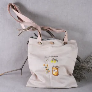 túi tote thêu tay linen “refresh your day”, hoạ tiết chú ong chăm chỉ, thiết kế tối giản, thêu tay tỉ mỉ, chất liệu vải lien nhẹ nhàng