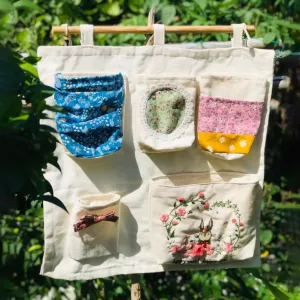 túi linen tá lả, có 5 ngăn túi, thiết kế thông minh và tiện lợi, các chi tiết thêu tay tỉ mỉ, đồ trang trí thủ công